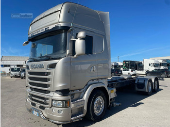 Kamion sa golom šasijom i zatvorenom kabinom SCANIA R 580