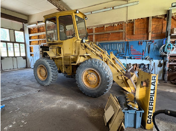 Utovarivač točkaš CATERPILLAR 910