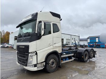 Kamion sa golom šasijom i zatvorenom kabinom VOLVO FH