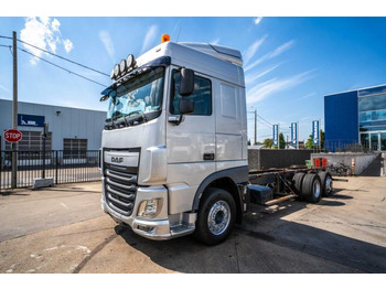 Kamion sa golom šasijom i zatvorenom kabinom DAF XF 510