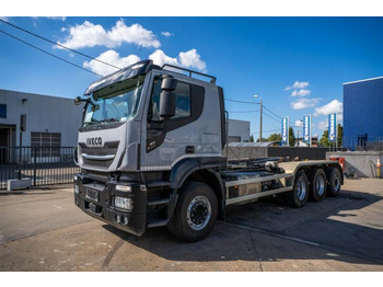 Kamion sa hidrauličnom kukom IVECO X-WAY