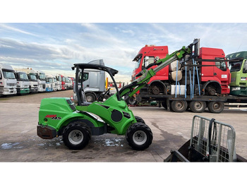 Kompaktni utovarivač guseničar Avant 745 TDL (BELGIAN MACHINE / TOP CONDITION / 4X4 OPTIDRIVE / INCL ATTACHMENTS): slika 4 Kompaktni utovarivač guseničar Avant 745 TDL (BELGIAN MACHINE / TOP CONDITION / 4X4 OPTIDRIVE / INCL ATTACHMENTS): slika 4