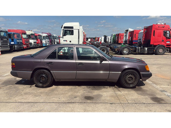 Limuzina Mercedes-Benz E-Klasse 200 (GERMAN CAR / VOITURE D'ALLEMAGNE / ESSENCE / PETROL / MANUAL): slika 4 Limuzina Mercedes-Benz E-Klasse 200 (GERMAN CAR / VOITURE D'ALLEMAGNE / ESSENCE / PETROL / MANUAL): slika 4