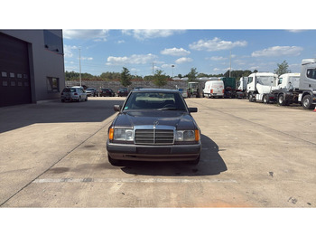 Limuzina Mercedes-Benz E-Klasse 200 (GERMAN CAR / VOITURE D'ALLEMAGNE / ESSENCE / PETROL / MANUAL): slika 2 Limuzina Mercedes-Benz E-Klasse 200 (GERMAN CAR / VOITURE D'ALLEMAGNE / ESSENCE / PETROL / MANUAL): slika 2