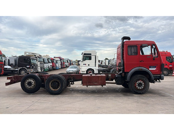 Kamion sa golom šasijom i zatvorenom kabinom Mercedes-Benz SK 2233 (GRAND PONT / V8 AVEC 2X TURBO / BIG AXLE): slika 3