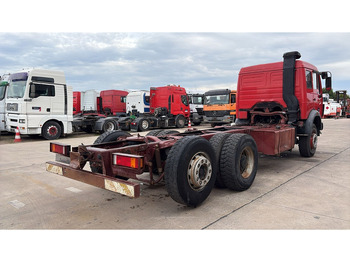 Kamion sa golom šasijom i zatvorenom kabinom Mercedes-Benz SK 2233 (GRAND PONT / V8 AVEC 2X TURBO / BIG AXLE): slika 4