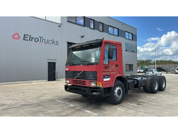 Kamion sa golom šasijom i zatvorenom kabinom VOLVO FL7 260