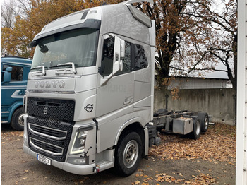 Kamion sa golom šasijom i zatvorenom kabinom VOLVO FH
