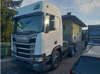 Kamion sa golom šasijom i zatvorenom kabinom SCANIA R 500