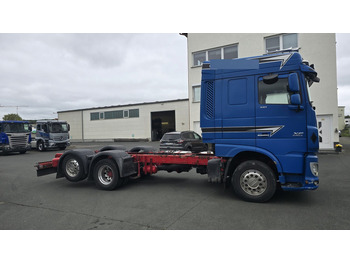 Kamion sa golom šasijom i zatvorenom kabinom DAF XF 510