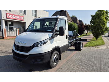 Kamion sa golom šasijom i zatvorenom kabinom IVECO Daily 70c18