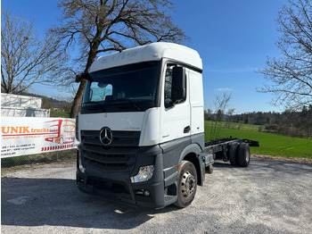 Kamion sa golom šasijom i zatvorenom kabinom MERCEDES-BENZ Actros