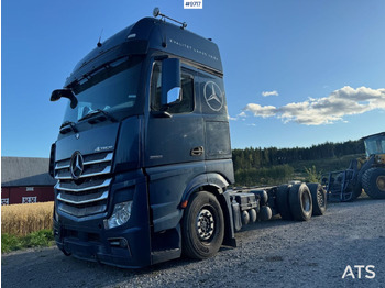 Kamion sa golom šasijom i zatvorenom kabinom MERCEDES-BENZ Actros 2551