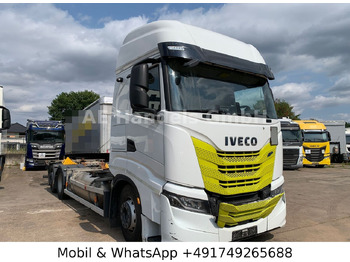 Kamion sa golom šasijom i zatvorenom kabinom IVECO S-WAY