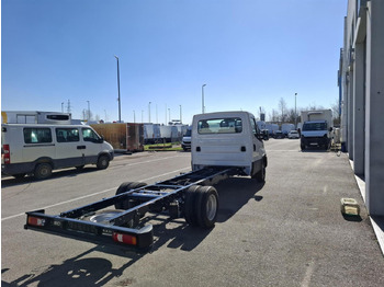 Kamion sa golom šasijom i zatvorenom kabinom IVECO Daily 50C18H/P: slika 3 Kamion sa golom šasijom i zatvorenom kabinom IVECO Daily 50C18H/P: slika 3