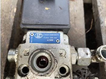 Hidraulika za Teleskopski upravljač Deuzt-Fahr Agrovector 30.7 - rozdzielacz hydrauliczny R933002037 L7454136BIOB070: slika 2 Hidraulika za Teleskopski upravljač Deuzt-Fahr Agrovector 30.7 - rozdzielacz hydrauliczny R933002037 L7454136BIOB070: slika 2