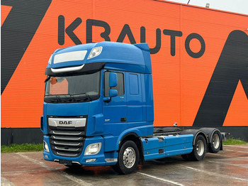 Kamion sa golom šasijom i zatvorenom kabinom DAF XF 530