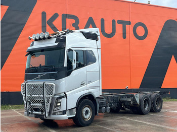 Kamion sa golom šasijom i zatvorenom kabinom VOLVO FH 750