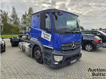 Kamion sa golom šasijom i zatvorenom kabinom MERCEDES-BENZ Actros 1843