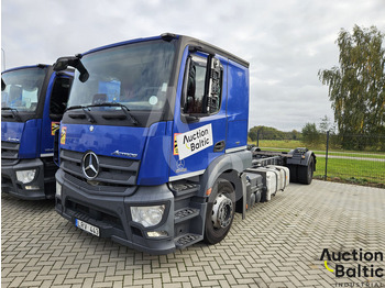 Kamion sa golom šasijom i zatvorenom kabinom MERCEDES-BENZ Actros 1843