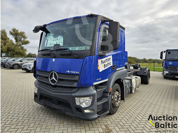 Kamion sa golom šasijom i zatvorenom kabinom Mercedes-Benz Actros 1843: slika 2
