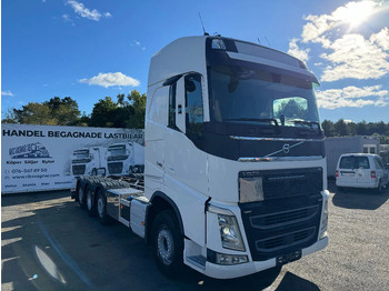 Kamion sa golom šasijom i zatvorenom kabinom VOLVO FH 540
