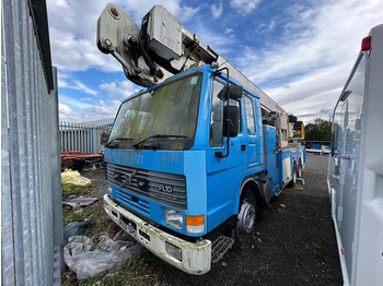 Kamion sa dizalicom VOLVO