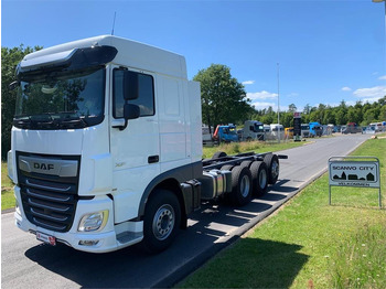 Kamion sa golom šasijom i zatvorenom kabinom DAF XF 430