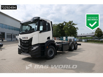 Kamion sa golom šasijom i zatvorenom kabinom IVECO S-WAY