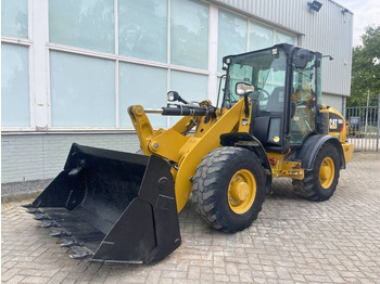 Utovarivač točkaš CATERPILLAR 906M