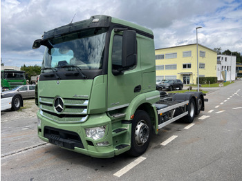 Kamion sa golom šasijom i zatvorenom kabinom MERCEDES-BENZ Actros 2543
