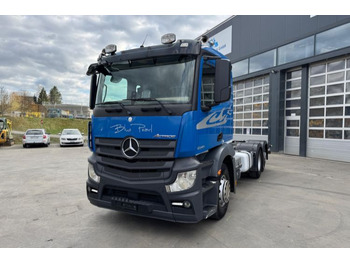 Kamion sa golom šasijom i zatvorenom kabinom MERCEDES-BENZ Actros 2545