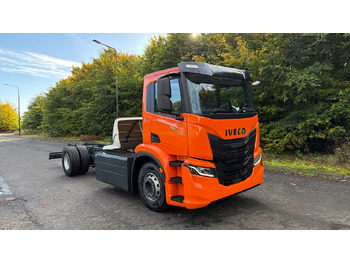 Kamion sa golom šasijom i zatvorenom kabinom IVECO S-WAY