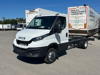 Kamion sa golom šasijom i zatvorenom kabinom IVECO Daily