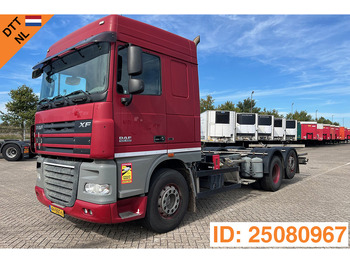 Kamion sa golom šasijom i zatvorenom kabinom DAF XF 105 460