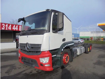 Kamion sa golom šasijom i zatvorenom kabinom MERCEDES-BENZ Actros