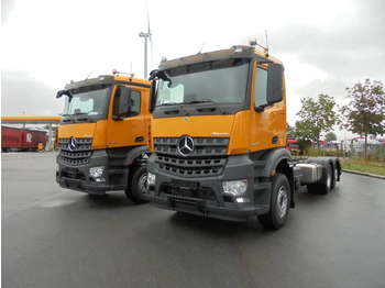 Kamion sa golom šasijom i zatvorenom kabinom MERCEDES-BENZ Arocs