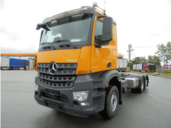 Kamion sa golom šasijom i zatvorenom kabinom MERCEDES-BENZ Arocs