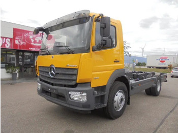 Kamion sa golom šasijom i zatvorenom kabinom MERCEDES-BENZ Atego