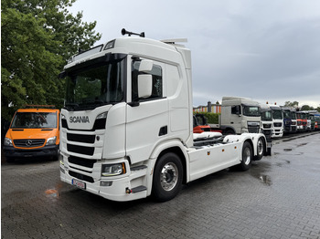 Kamion sa golom šasijom i zatvorenom kabinom SCANIA R 500