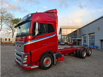 Kamion sa golom šasijom i zatvorenom kabinom VOLVO FH16 750