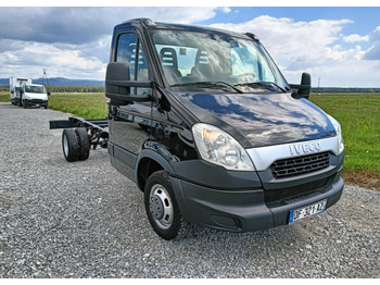 Kamion sa golom šasijom i zatvorenom kabinom IVECO Daily 35C15