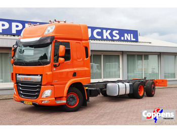 Kamion sa golom šasijom i zatvorenom kabinom DAF CF 450