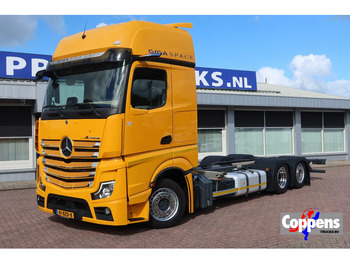 Kamion sa golom šasijom i zatvorenom kabinom MERCEDES-BENZ Actros 2642