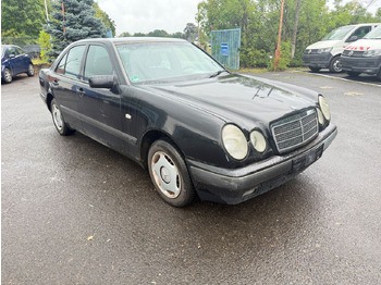 Limuzina MERCEDES-BENZ
