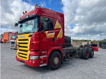 Kamion sa golom šasijom i zatvorenom kabinom SCANIA R 480