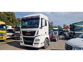 Kamion sa golom šasijom i zatvorenom kabinom MAN TGX 26.440