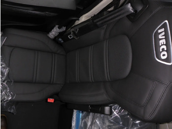 Kamion sa golom šasijom i zatvorenom kabinom IVECO S-WAY 570 TP FULL: slika 4