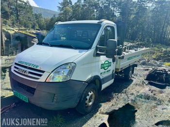 Kamion sa tovarnim sandukom IVECO