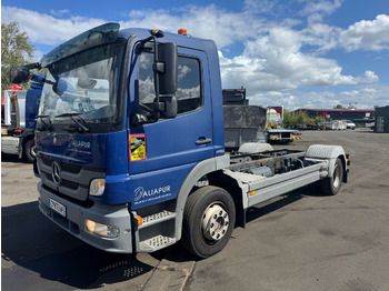 Kamion sa golom šasijom i zatvorenom kabinom MERCEDES-BENZ